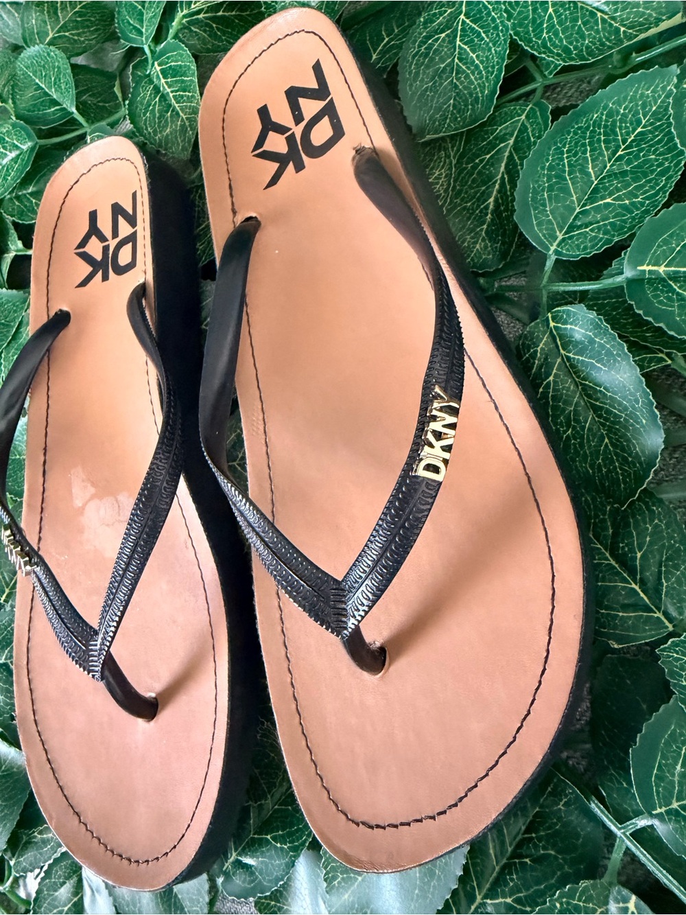 DKNY Black Strap Tan Footbed Thong Sandals